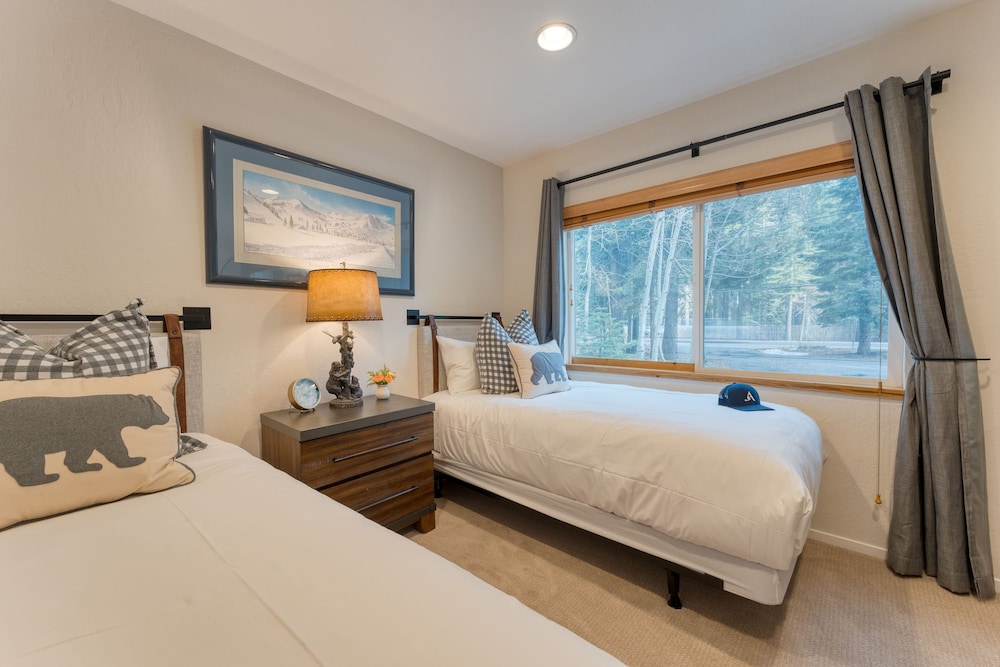 Westlake Cabin by Avantstay Hot Tub Near Skiing Walk to Restaurants Lake