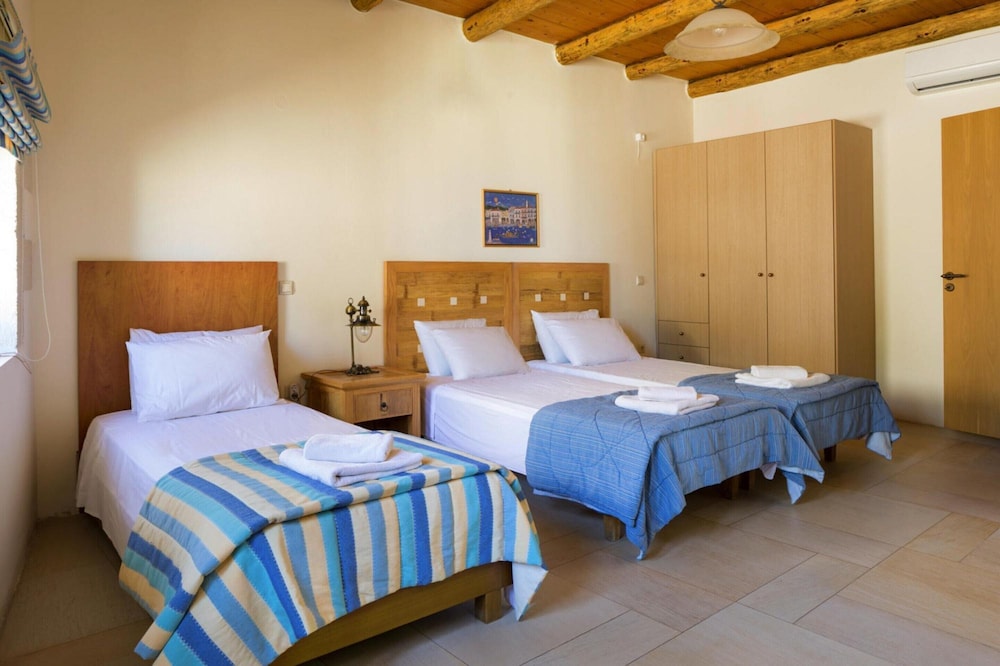 Cozy Holiday Home With Pool and Whirlpool in Maheri