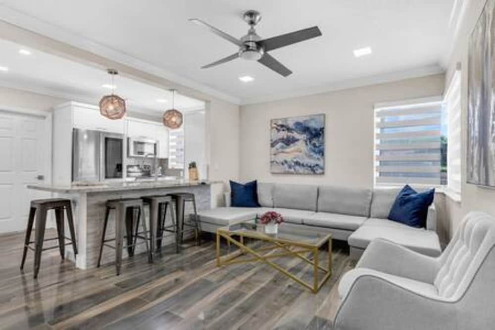 600 SW 31st Ave Pool Patio 4 Queen Beds Sleep 8 Parking