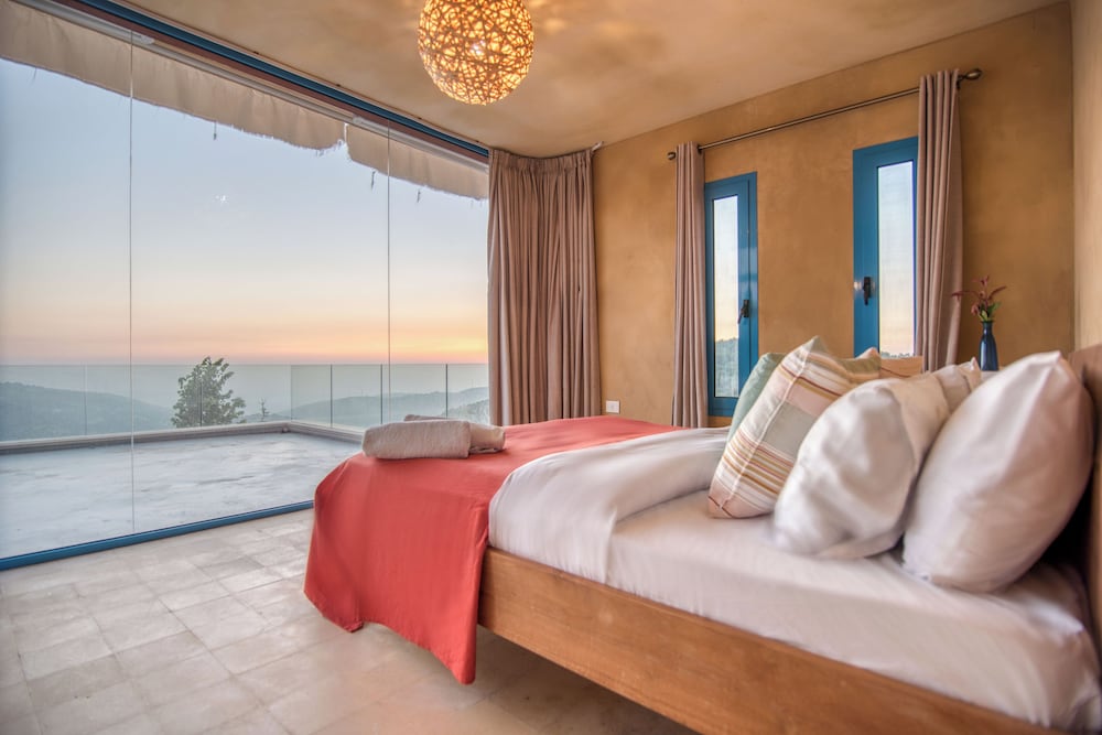 Red Oak House With Garden & Terrace in Assia, Batroun