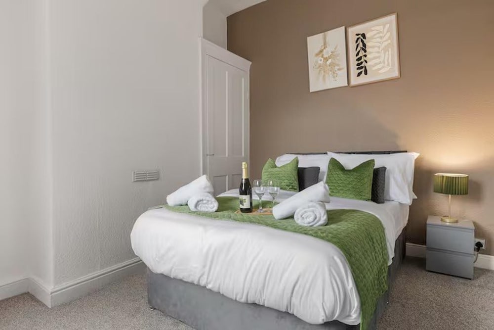 Family - Sleeps 6 - Garden - Parking