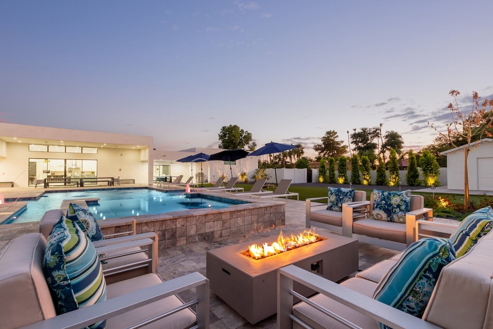 Luxe - Modern Mansion - Private Resort
