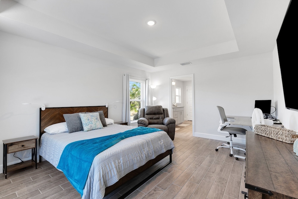 New Poolside Home in South Gulf Cove! Beaches Boca Grande, Manasota, Siesta Key & Venice