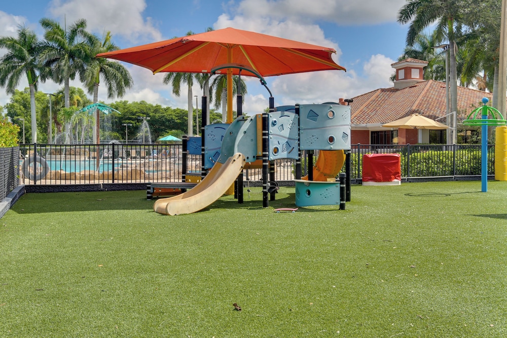 Lake View & Screened Balcony: Estero Getaway!