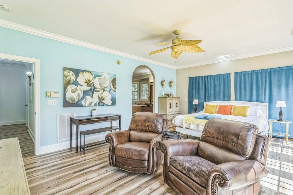 Heated Pool King Bed Jacuzzi Bath Arcade