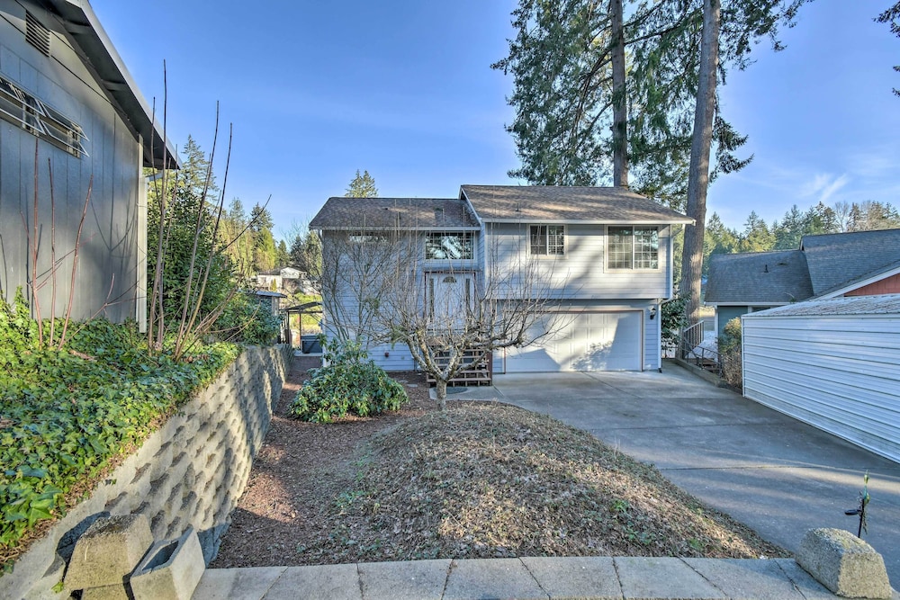 'the Peacock House' - Waterfront Home w/ Hot Tub!