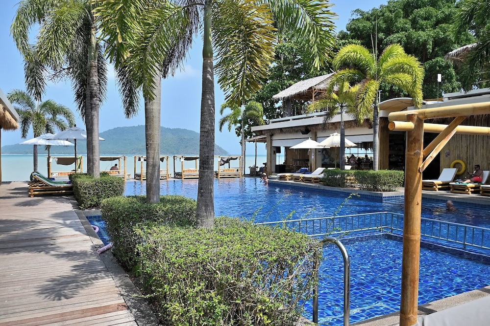 Beachfront and Pool 2 BR Apt- Selina 870