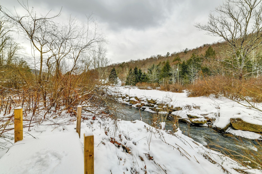Mtn-view Deck & Grill: Creekside Catskills Cabin!