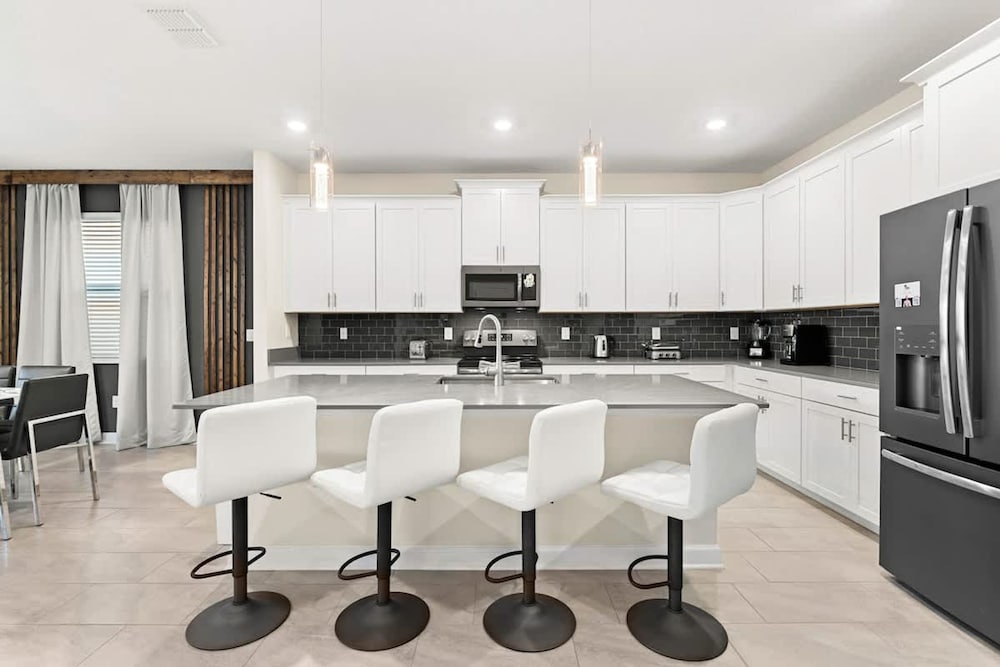 Sophisticated 6BR at Storey Lake Sl2766