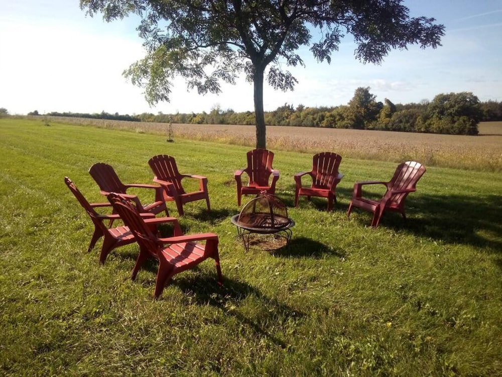 Farmhouse PEC - Centrally Located in PEC