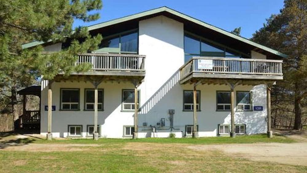 Spacious 8 bdrm Cottage with Private Beach Access, BBQ, Hot Tub, Sauna, Pet friendly