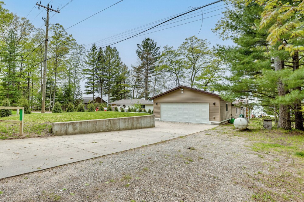 Fisher's Paradise: Lakefront Cottage in Baldwin!