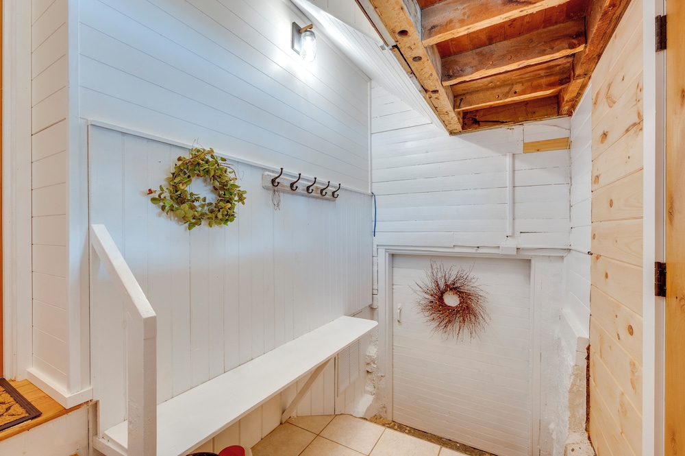 1 Mi to Cranmore Mountain: Charming Conway Apt!