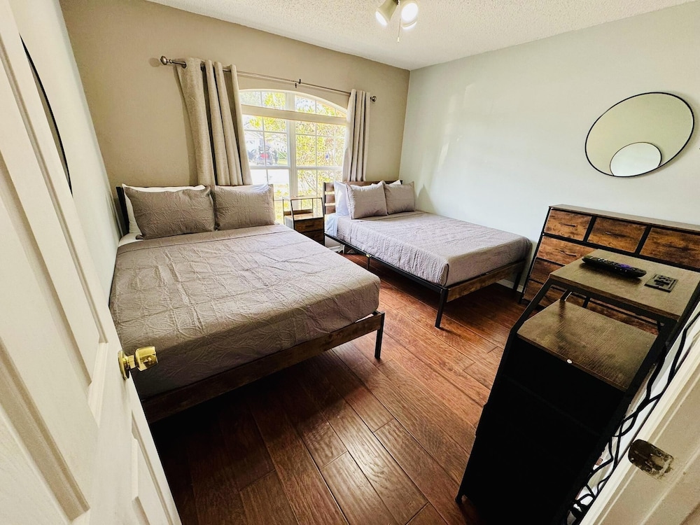 Private Pool House With Lake View, Near all Famous Attractions!!!