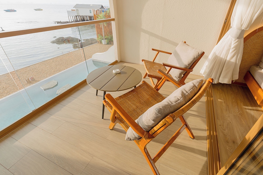 Tasana Bar and Luxury resort