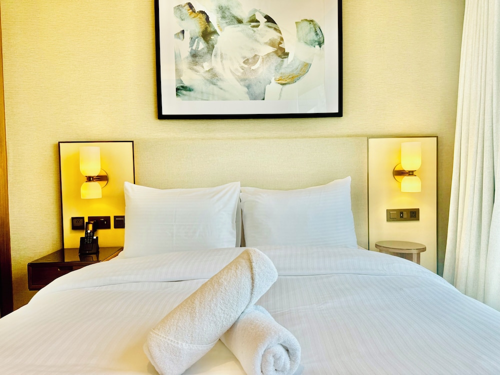 Venduras -Majestic Luxe 2BR Address Opera