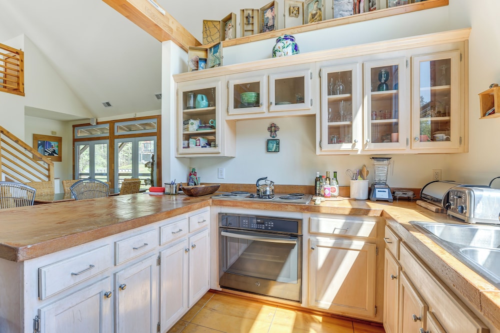 2 Docks + Paddleboard: Lakefront Alabama Retreat!