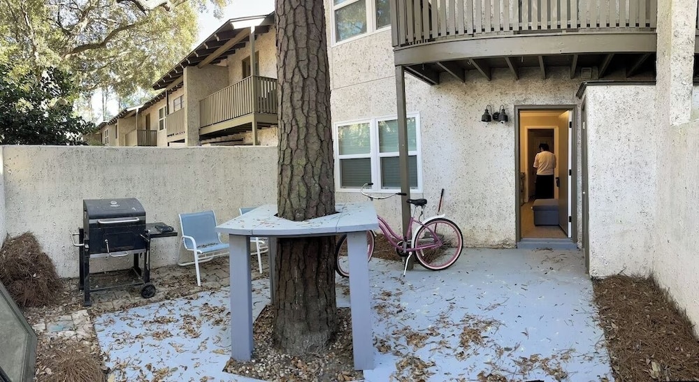 Bright 2BR Townhome Pool & Beach Minutes Away