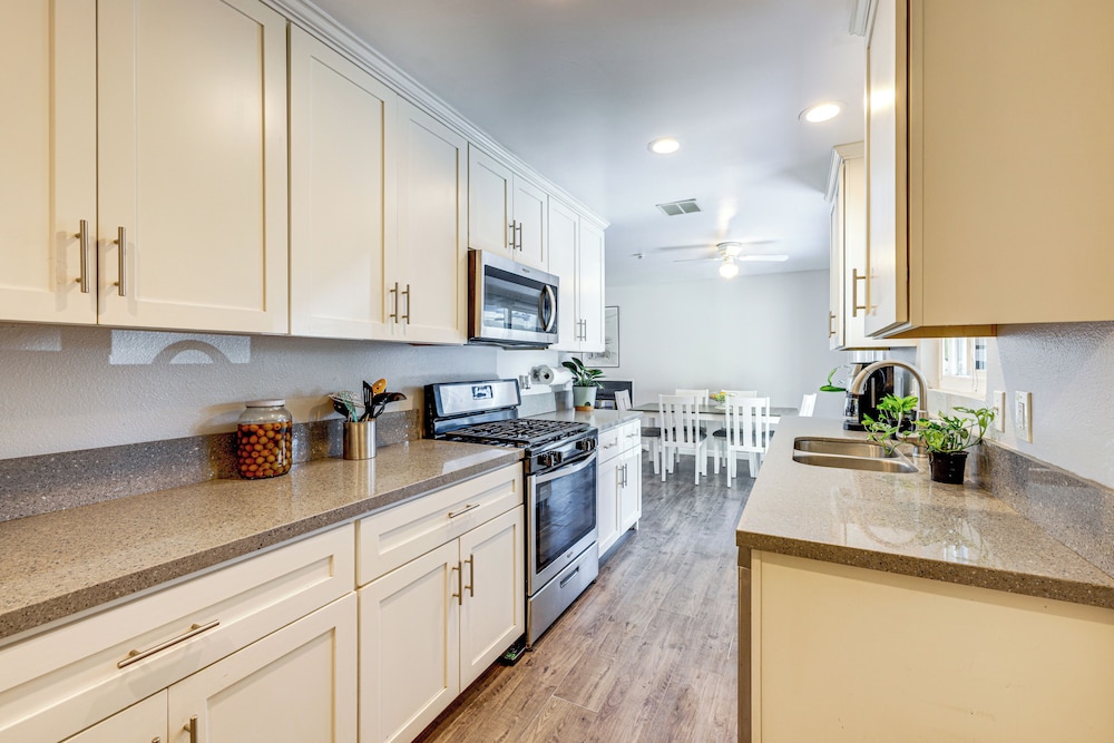 Pet-friendly Apt 11 Mi to Dtwn San Diego!