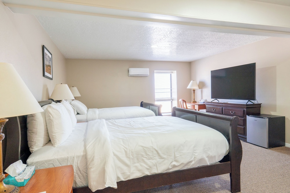 Road Creek Inn