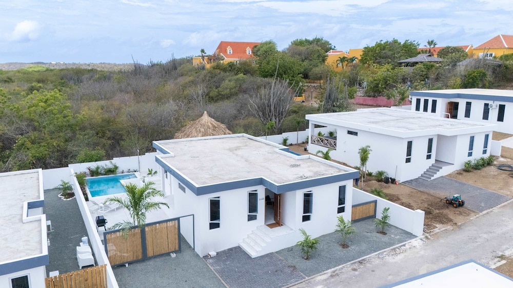 NEW Tropical Getaway With BBQ Pool