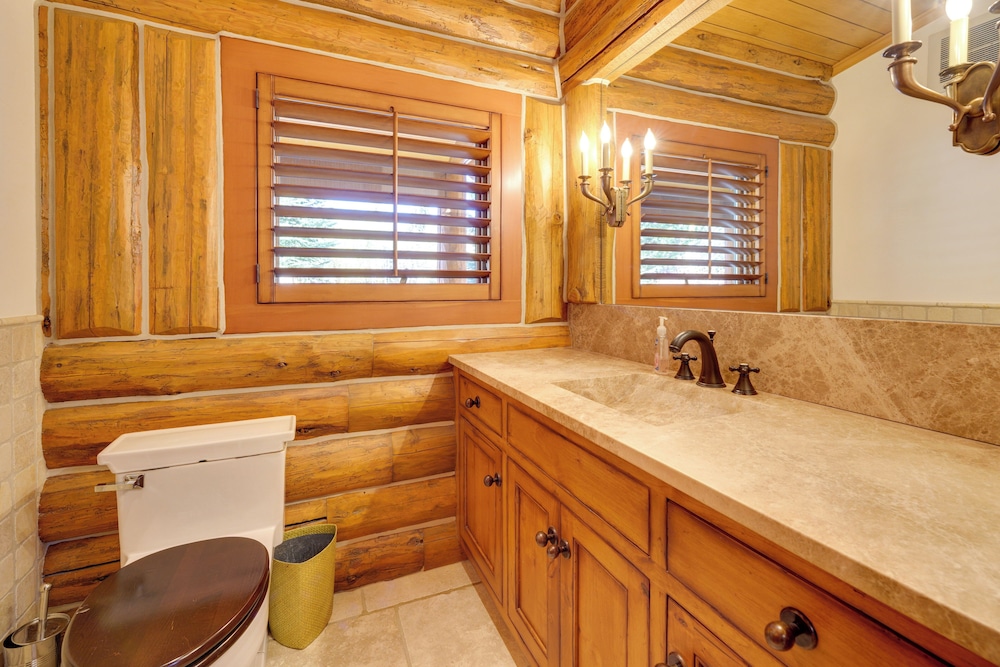 Sun Valley Log Home w/ Hot Tub & Mtn Views!