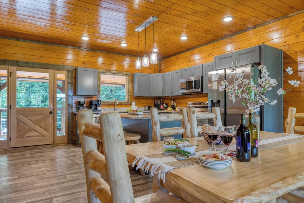 Indoor Pool, Theater, Hot Tub & Mountain Views Near Dollywood Crimson Crest by Avantstay
