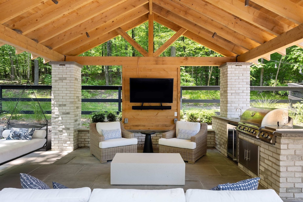 Luxury Private Estate w Pool Near Rhinebeck