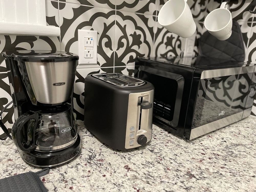 Renovated 1 Bedroom in Forest Hills - B
