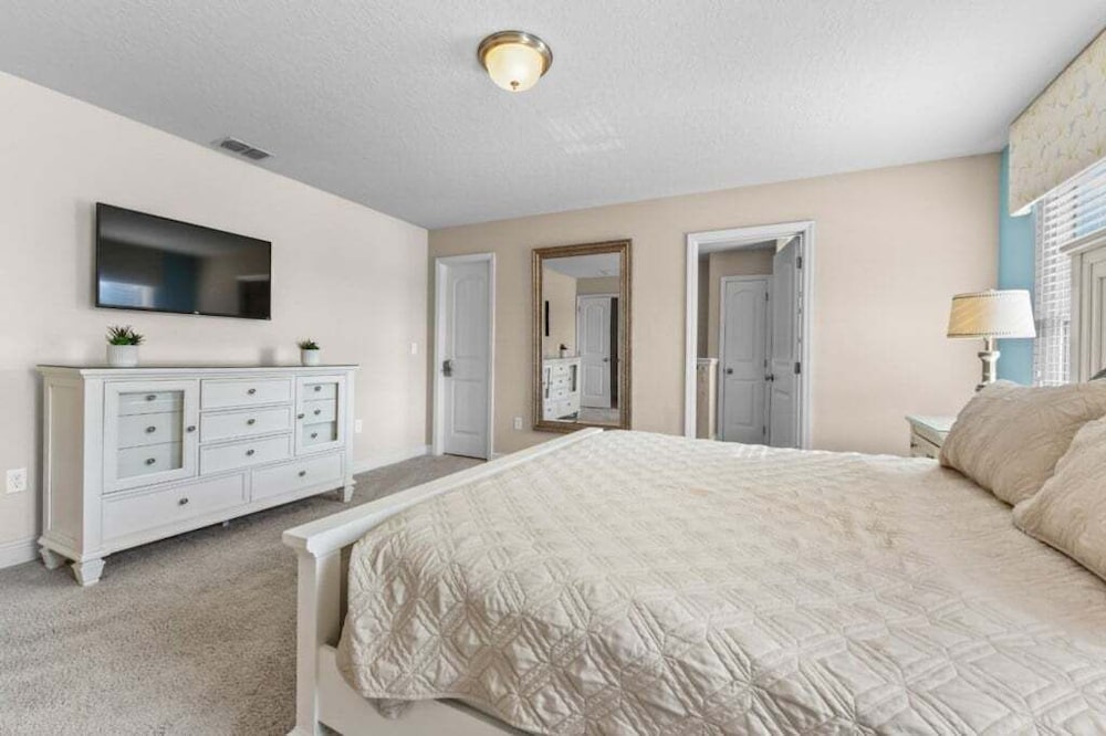 Spacious 5-Bedroom Resort Pool Home with Lake View 5 Villa