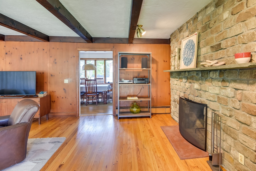 Home in Narragansett w/ Beach Access!