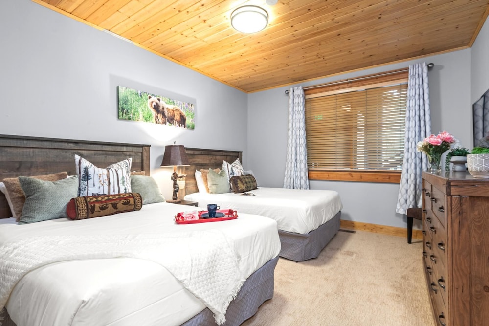 Black Bear Lodge KBM Resorts Walk to Slopes and Restaurants, Hot Tub, Elevator Access 2 Units, 4 Bedrooms BBL Ml-2744