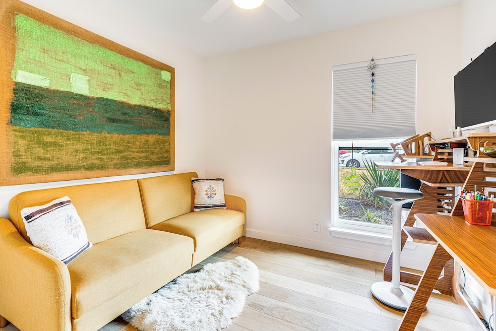 2 Mi to Dtwn: Austin Getaway w/ Natural Pool