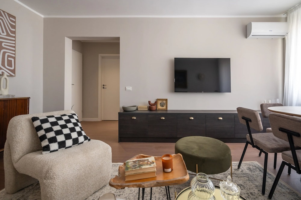 Views of all the Palaces 2BR Stunner