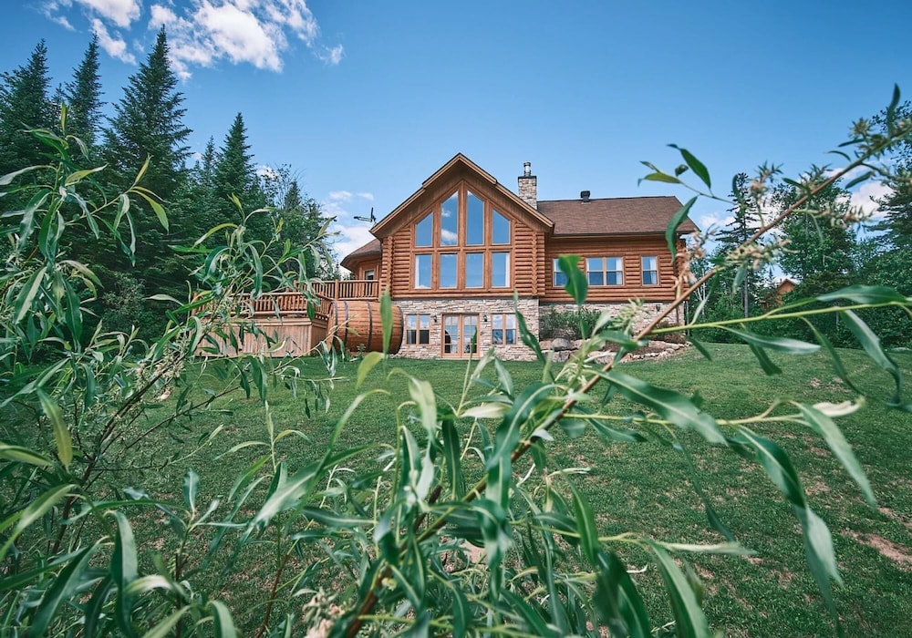 Duc 83 - Luxury log Cottage With hot tub and Exterior Barrel Sauna