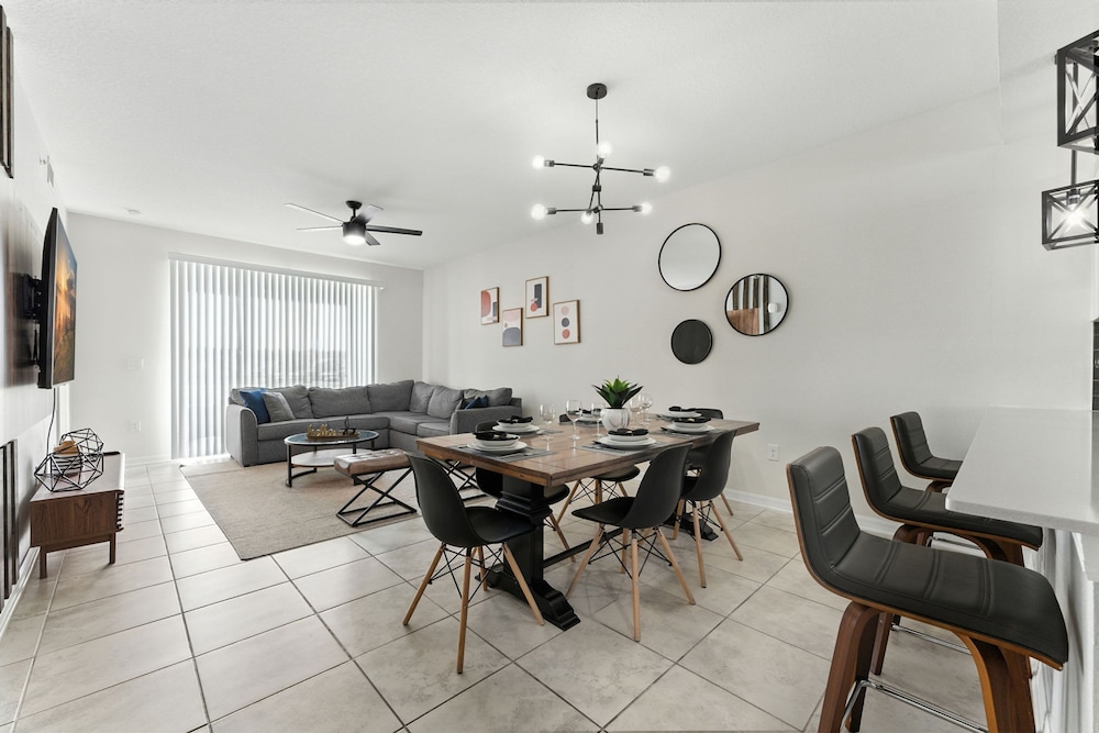 Elegant 2BR in Storey Lake Top Location
