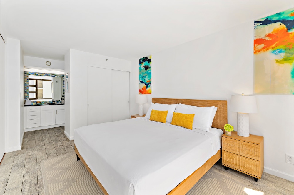 High Floor Ocean View Condo (King Bed and Parking): hotel room photo