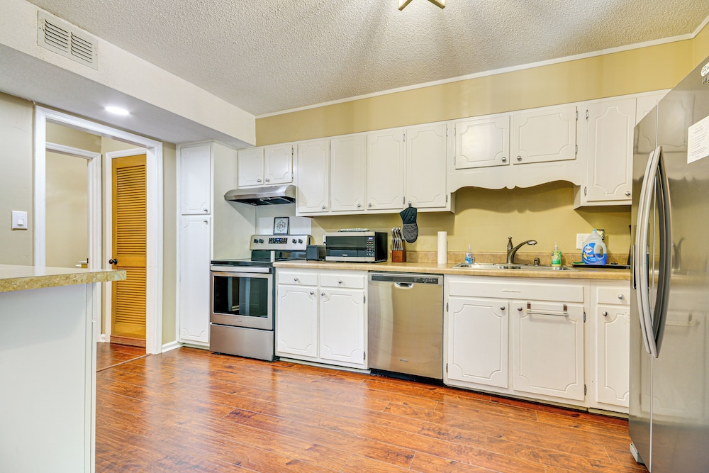 2 Mi to High Point University: Townhome w/ Patio
