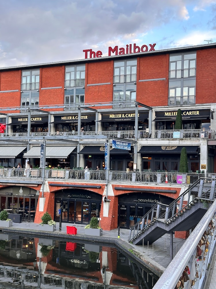 Charming Birmingham Apartment With Mini Balcony and Wifi With a Free Parking