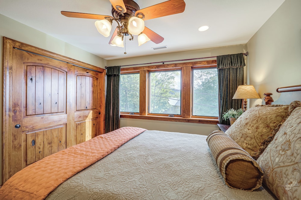 Hot Tub + Stunning Views: Luxury Beech Mtn Escape!