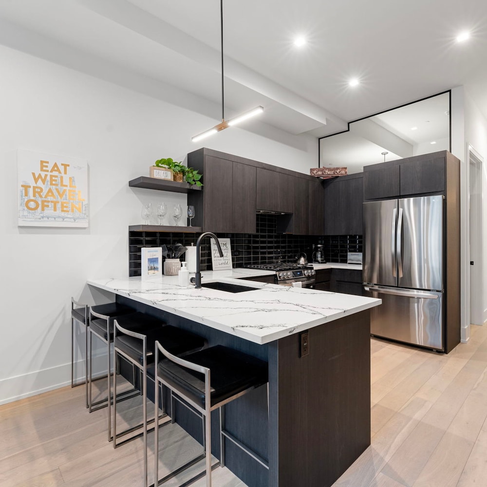 River North Central Home With Balcony