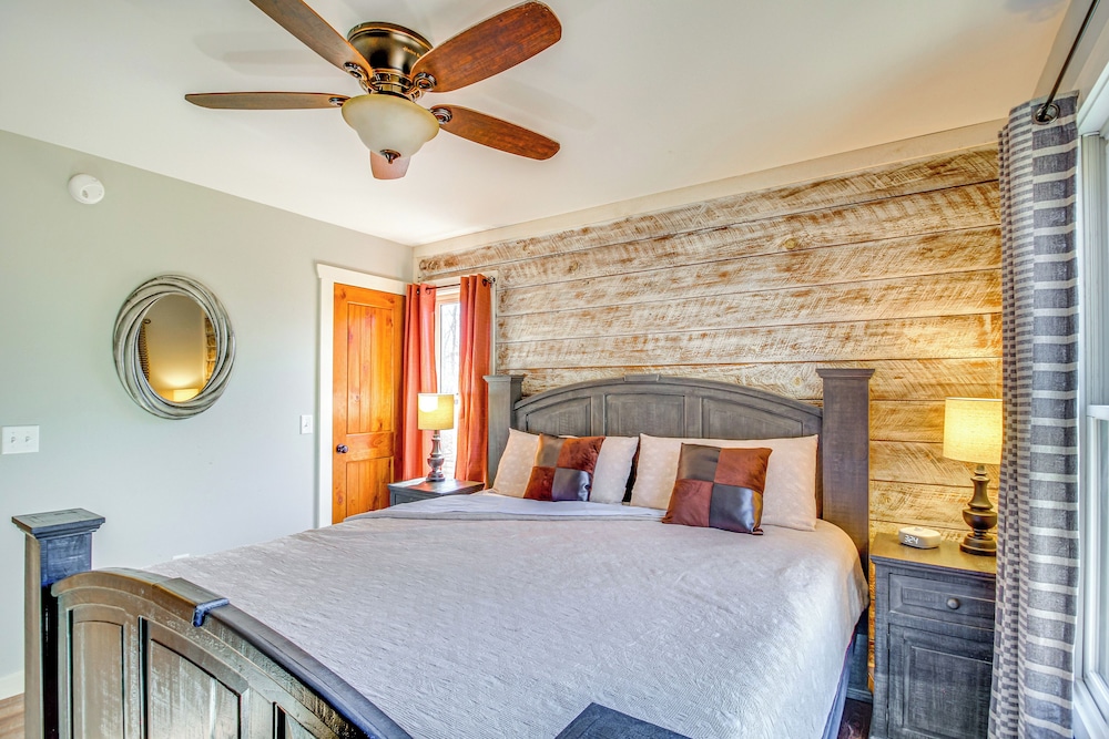 Hot Tub & Movie Room: Updated Cabin in Ellijay!
