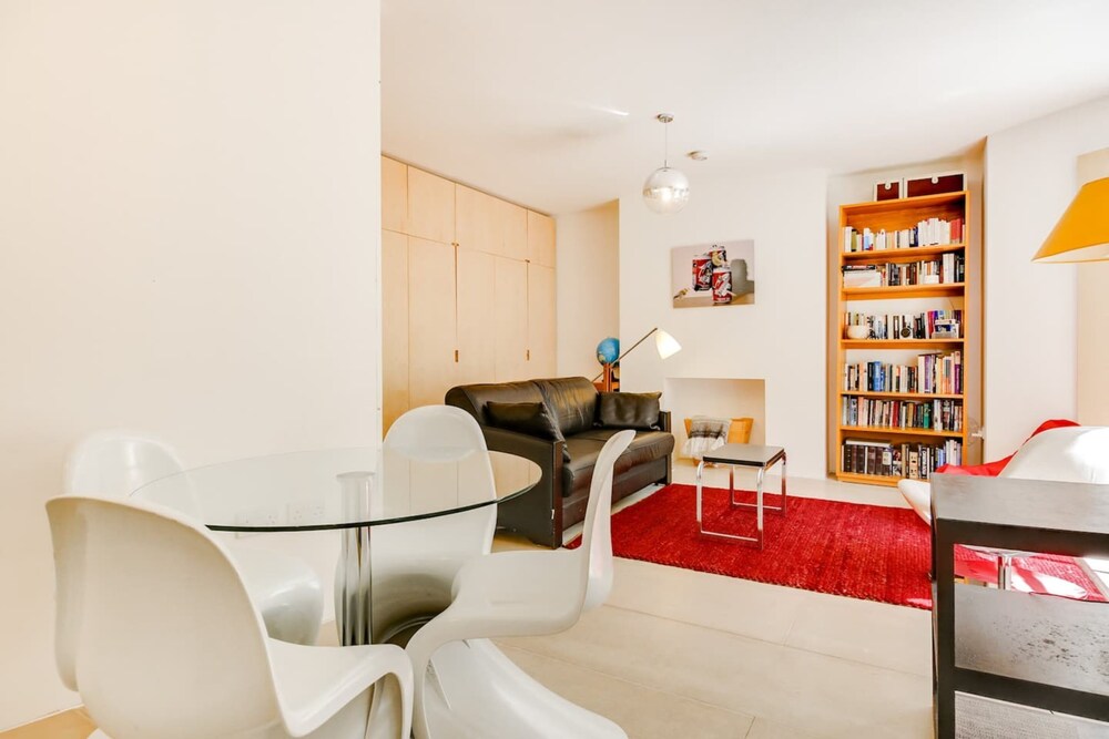 Stylish, Bright Apartment w/ Private Garden