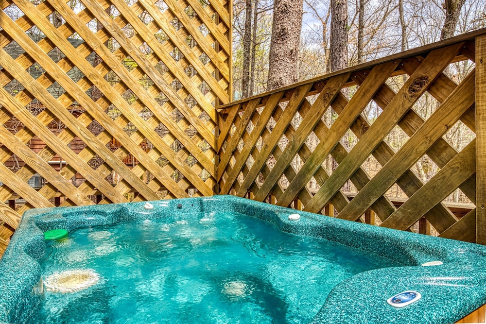 Fantastic Pet Friendly Cabin Hot Tub Fire Pit