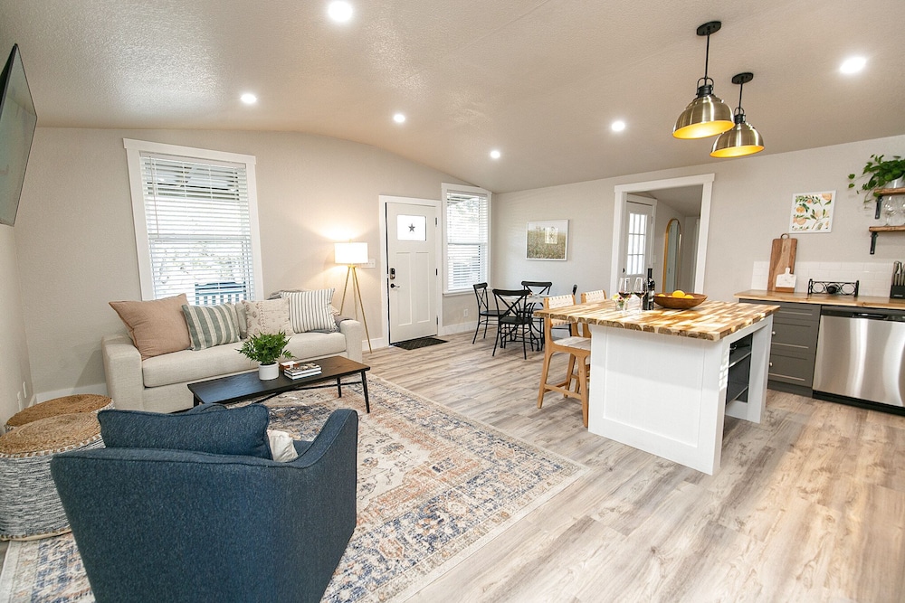 Luxury Cottage With Hill Country Views - Private Deck view 5