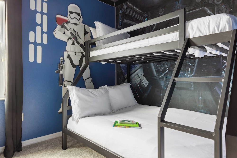 Sleeps 18! Solterra Resort, Pool, Gameroom, Themed Bdrs Broad Oak by Avantstay
