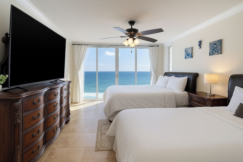 3BR Gulf-front Luxury w/ Pool Bar & Spa Baths