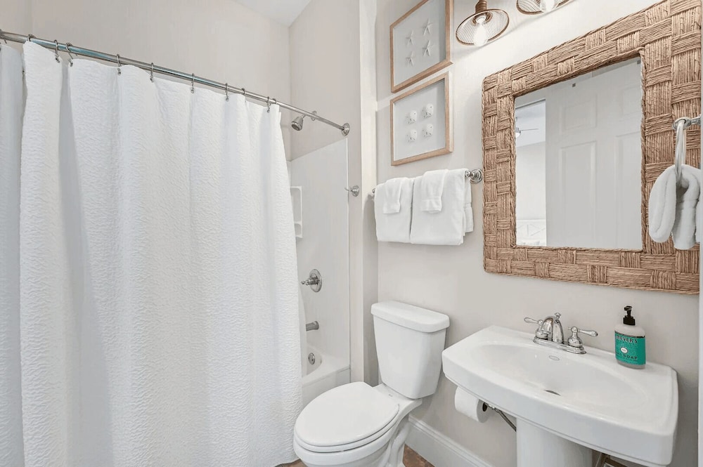 Walk to Seacrest Beach, Resort Pool Modern 3bdr Free Wheelin by Avantstay