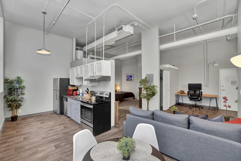 Comfortable 1BR Apt in Historic Downtown Building