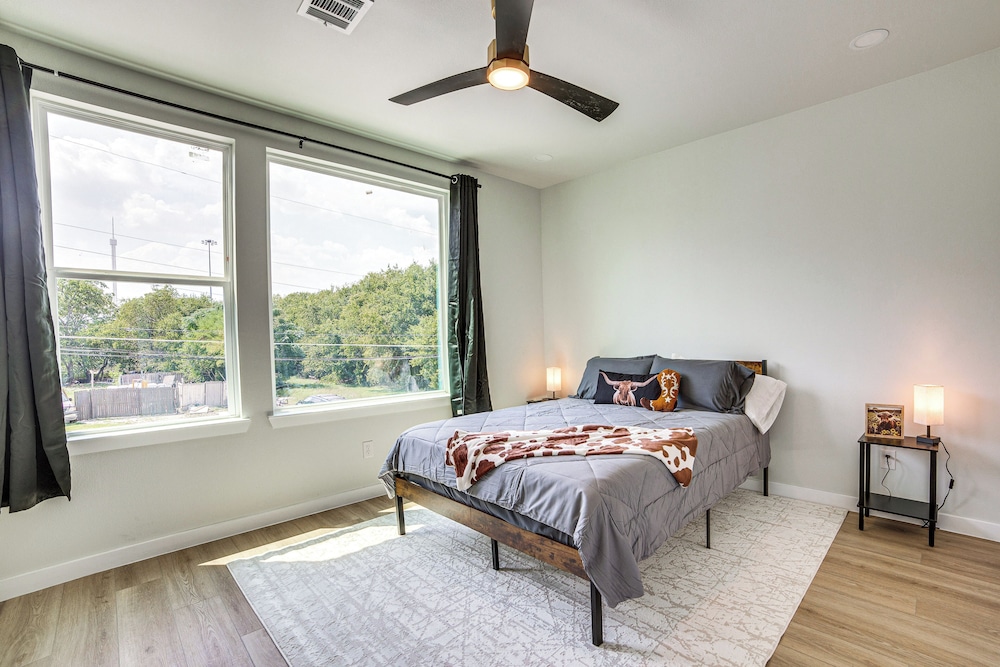 3 Mi to Dtwn Dallas: Pet-friendly Retreat w/ Yard